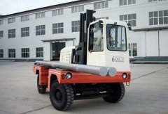 6噸側(cè)面叉車鋁業(yè)公司作業(yè)